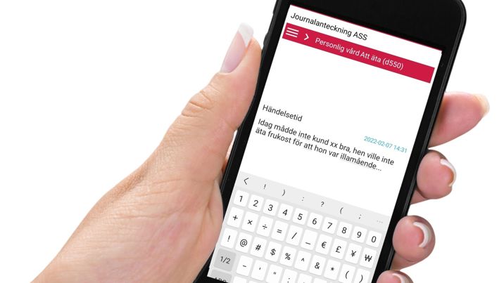 Hand håller mobil med formulär för digital avvikelserapportering.