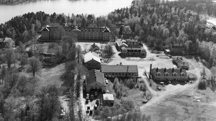 Svartvit flygbild över Frösundaområdet där Frösundas assistansverksamhet startade 1994.