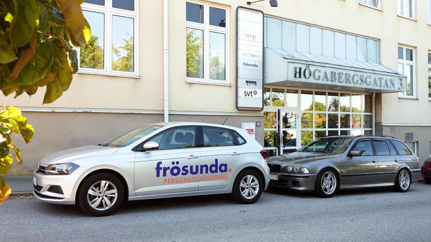 Frösunda-profilerad bil parkerad utanför entrén till kontor på Högbergsgatan 3