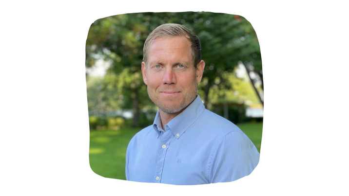 Mattias Ragngård, affärsområdeschef, porträtt i grönskande utomhusmiljö