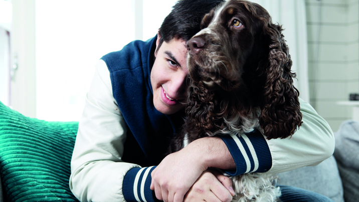 Frösunda Iof Kille Med Hund Kopiera