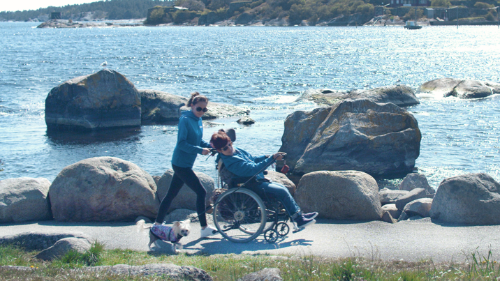 Matilda Med Assistent Vid Havet