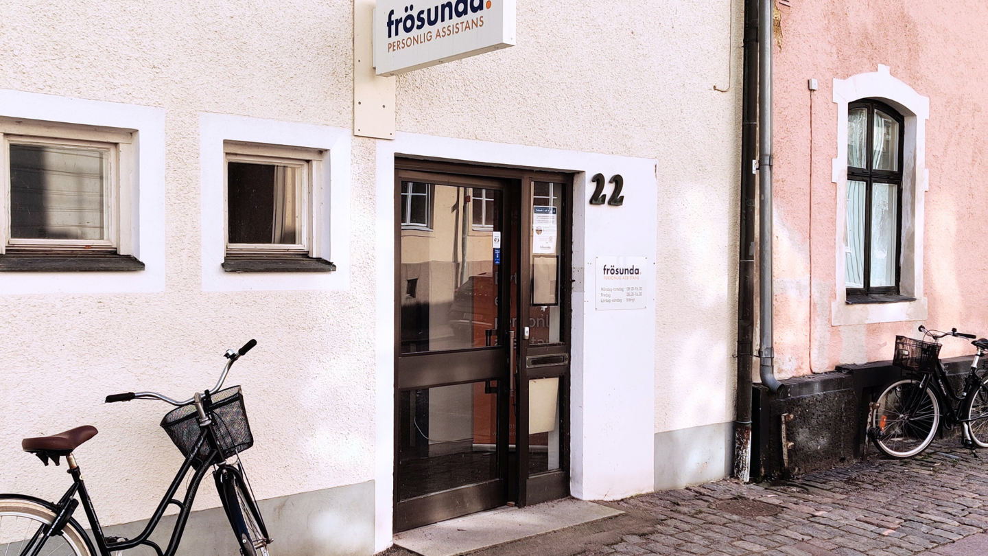 Entré till Frösunda Personlig Assistans i Kalmar, skylt och husnummer 22 med cyklar utanför